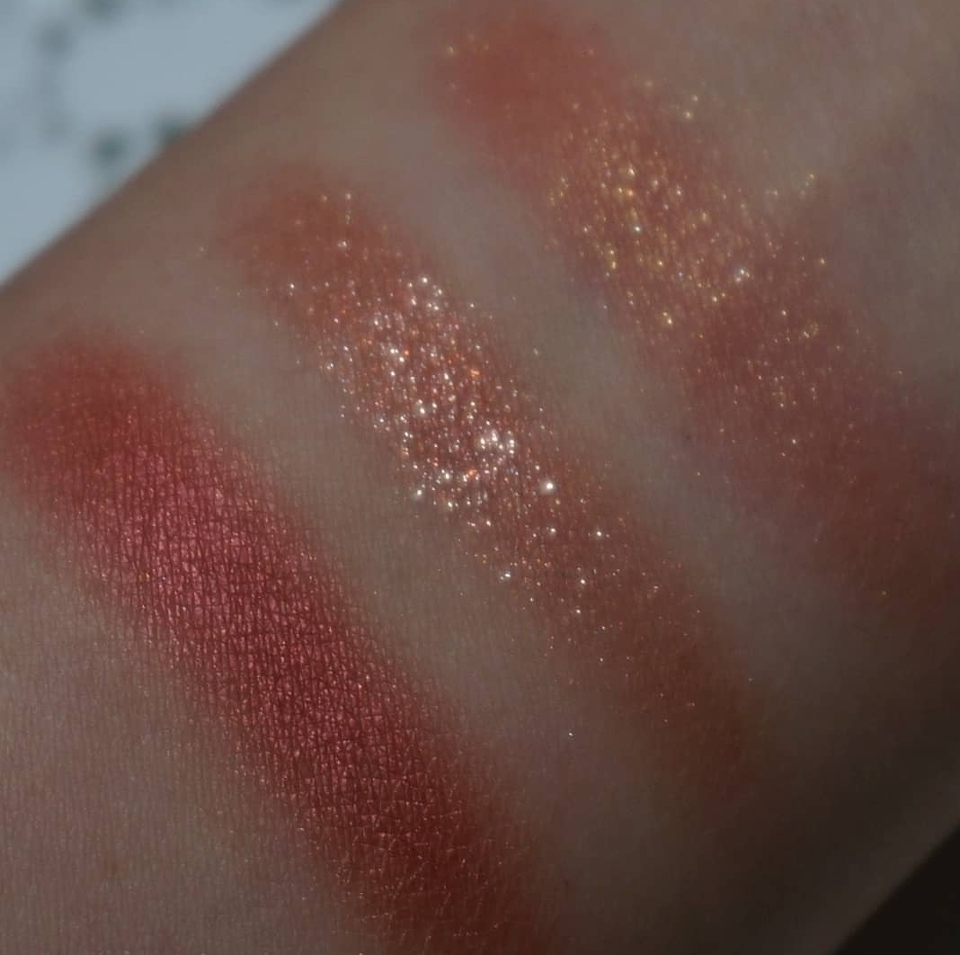 제 눈에서는 베이스 컬러보다는 펄이 잘 올려져서 쉬머한 버건디브라운 컬러를 베이스로 발라주고 그 위에 올려주었어요!♡