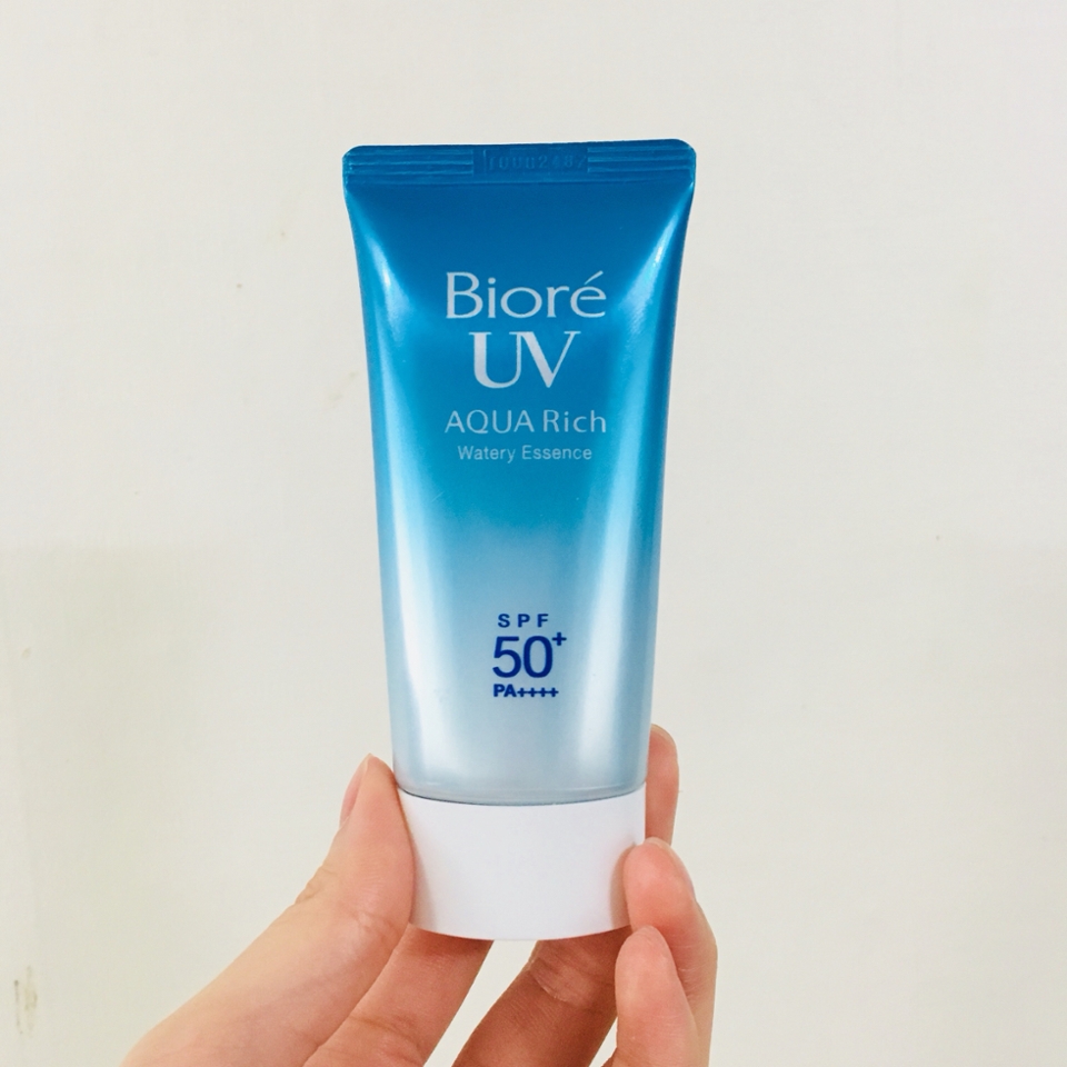처음으로 리뷰할 제품은 BIORE의 선크림입니다.!

이 제품은 일본에 가서 꼭 사와야할 제품 중 하나라고 해서 구매를 해보았습니다.!

과연 어떨까요~~?