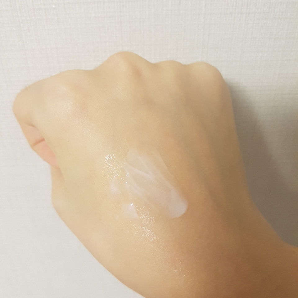 이런 제형이에요
부드럽게 쓰윽 발려요