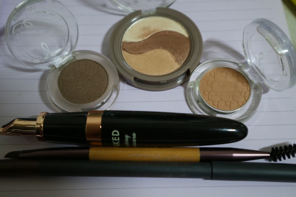 거의 무펄 브라운 위주로 사용했고 애굣살에는 밝은색 섀도우로 발라줬어요! 간단해서 데일리메컵으로도 굿굿♥