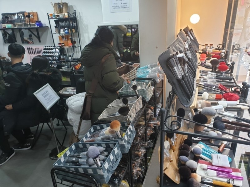 
브러쉬 종류도 많은편이고 저 오른쪽벽면의 제품들은 3-4천원대의 저렴한 인조모브러쉬인데(컨실러,빳빳한 섀도우브러쉬 등의 용도) 퀄리티가 좋아서 구매했고 같이간친구는 여러개 사서 잘쓰고있어요!
