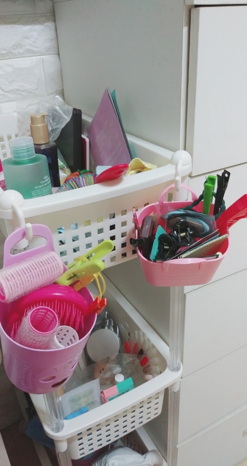 ♥꿀템♥ 다이소- 욕실쪽이엿나?(기억이 잘 안나네요 ㅜ) 한 바구니당 5천원이고 맨밑에 바퀴가 달려있어 이동할 수 있답니다! 위로 층층이 조립하면 계속 올라가면서 쓸 수 있는데 저는 3층으로 조립했어요! 가장자리에 고리를 걸 수도 있어 다용도 수납으로 추천템입니당!!

♥꿀템♥다이소- 바구니 1.000￦
고리에 걸어 헤어롤이나 집게, (굴러다니는) 샘플을 정리할 수 있어 정말 편리하고 깔끔하답니당!