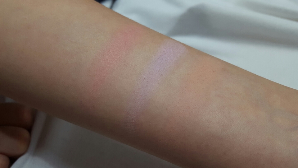 어두운 밝기로 찍어봤어요

핑크쪽은 쳐다도 안보는 친구인데
이렇게 리뷰하다보니 참..블러셔는 톤파괴자인것 같아요
이게 다 잘어울리다니 ㅋㅋ
하긴 팔색조같은 녀석이라ㅠ(그래 젊을때 꾸며야지..)(회한)(쓴눈물)(reminiscence)