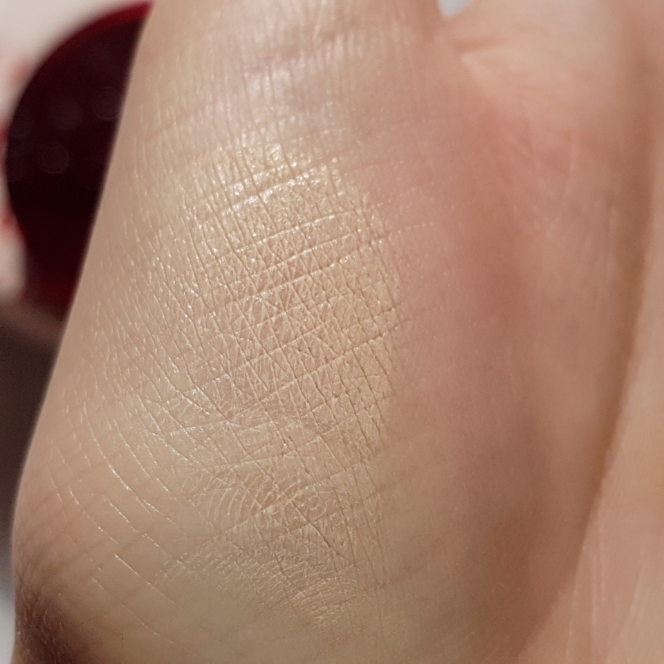 제가 사용한 컬러는 아이보리 컬러에요!
21호 분들꼐 딱 맞는 화사한 상아빛 컬러감이에요.
​
벨벳처럼 부드러우면서도 매트한 텍스쳐를 갖고있어요!
텍스쳐를 만져보는데 왜 이름이 비벨벳인지 알겠더라고요 ㅎㅎ
발리는 느낌도 벨벳처럼 부드럽지만 픽싱이 된 후 마무리감도 벨벳처럼 포슬포슬하면서도 부드러웠어요.
완전 얇게 올락라는 제형감이라서 평소에 매트한 쿠션을 두려워하셨던 건성분들, 또 매트쿠션을 처음 사용하시는 입문자분들꼐 추천드리고 싶은 매트 쿠션이에요
