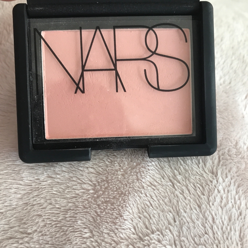 본품 색은 이게 제일 비슷한듯... 여기서 오렌지를 좀 뺀 색상이에요!! 약간 블루라이트 필터 씌운 것처럼 나오네요...