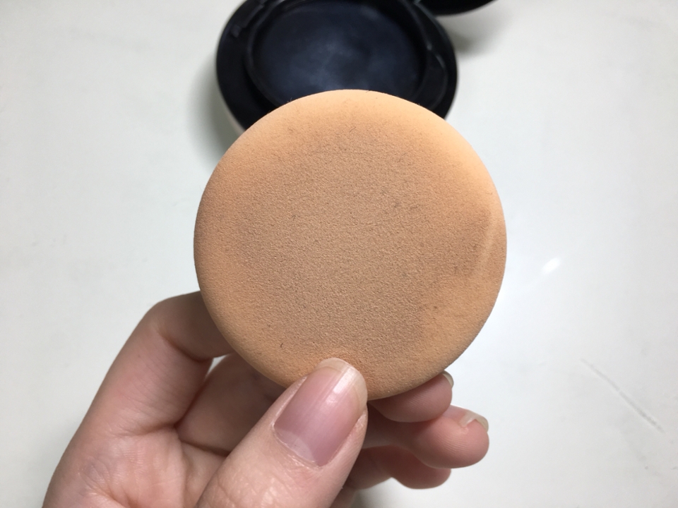 많이 사용했더니 퍼프가 많이 더럽죠..하하....근데 클리오 퍼프 저한테는 되게 좋더라구요! 쫀쫀하니☺️