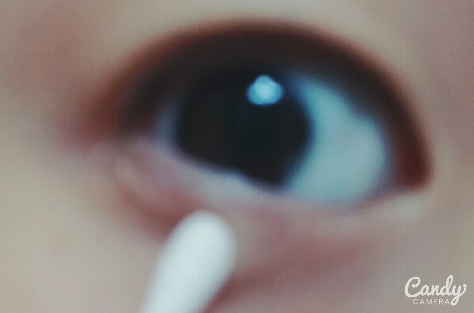 그리고 지저분한 눈밑을 닦으면