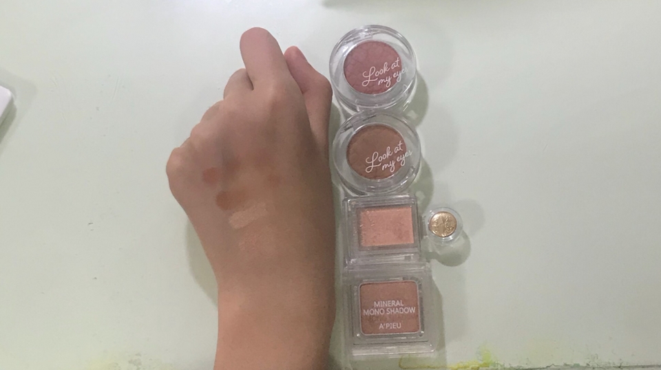 발색은 차례대로 에뛰드 하우스 룩앳마이아이즈 솔솔말린 솔방울 
에뛰드 하우스 룩앳마이아이즈 해변에선 코코넛 
마조리카 마조르카 BE 286
어퓨 미네랄 모노 섀도우  BE04