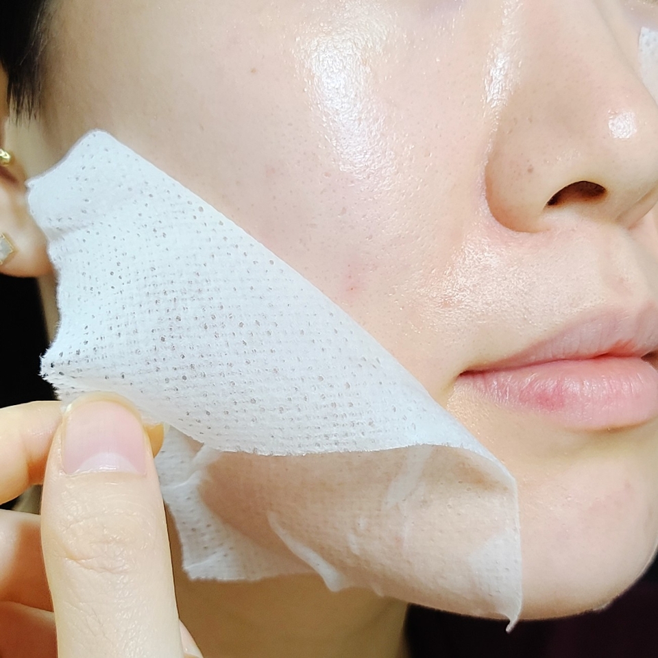 그리고 제가 또 토너팩 덕후인지라..😚

​

아침에 머리 말릴 때 5분 정도 화장솜에 세라베리옴 앰플 프렙 에센스를 듬뿍 적셔서 토너팩을 해 주면 그 날은 속건조 제로!

​

촉촉하니 화장 쟙쟙 먹는 베이스를 완성할 수 있어요👍

