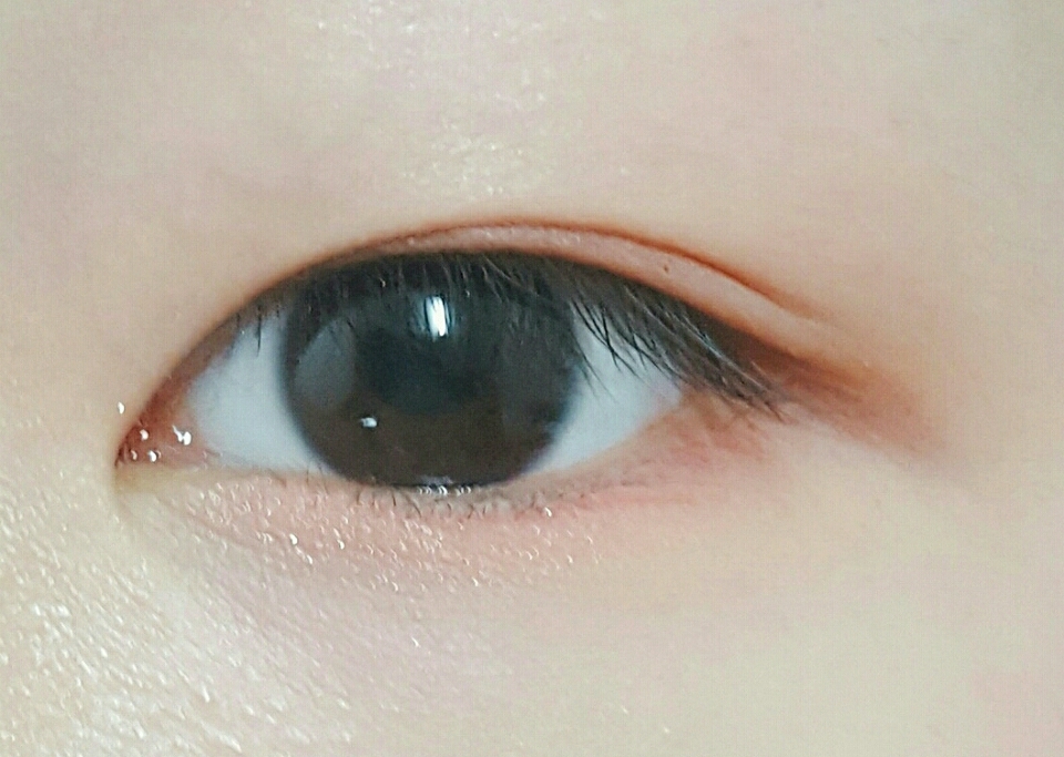 그리고 눈 앞머리에 핑크색의 펄섀도우를 동공의 가운데 부분까지 펴발라주고 눈 앞머리에는 다시 흰색 펄섀도우를 살짝 덧발랐습니당

*에뛰드 룩 앳 마이 아이즈 차이나로즈 사용
*미샤 트리플 섀도우 오렌지 퍼레이드 젤 밝은 색상 사용