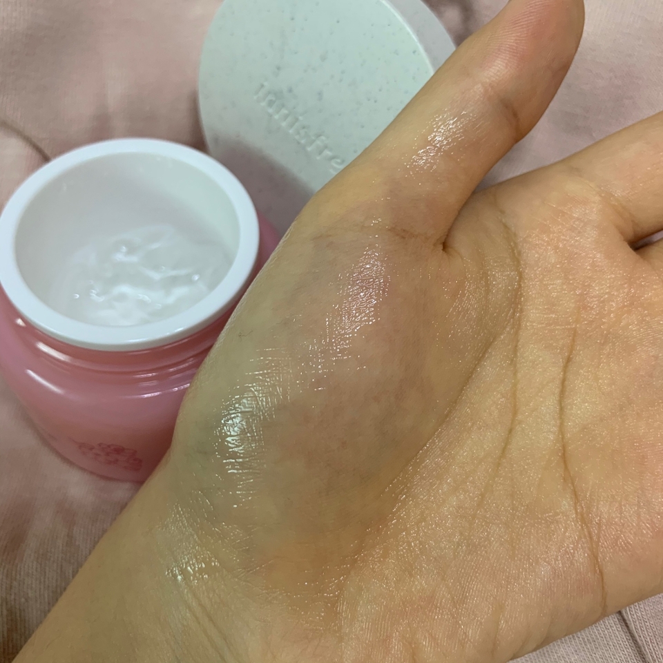 바를때는 약간 건조해지면서 미끄덩거리는 느낌이 조금 많이 들었어요(이 점은 약간 아쉽.. 근데 흡수가 빨라요!)