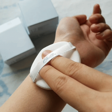 
퍼프가 내용물을 꿀꺽! 하지 않고, 
머금은만큼 잘 뱉어내더라구요~:)
​
거기다가 얇게 발라지면서, 
두드려줄수록 피부에 밀착되는 것이 매력적이었어요. 


