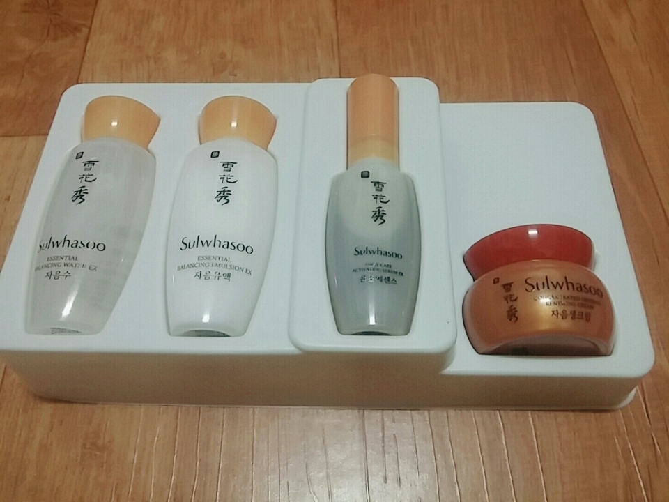 이렇게4가지로있고요
바르는 순서는 윤조에센스-자음수-자음유액-자음생크림