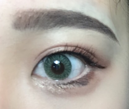 렌즈를 직접 착용해본 모습이에요 !
착용감도 나쁘지 않고 많이 튀지도 않고 개인적으로 정말 좋았어요 😉 근데 좀 건조한편인것 같았어요 🤢
