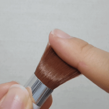 내장되어 있는 브러쉬가 부드러워 생각보다 괜찮은 브러쉬입니다.