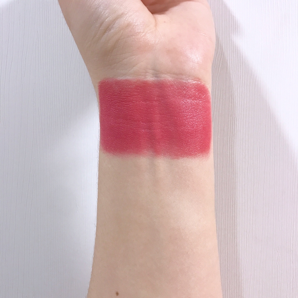 실제로 발라보니 질감이 너~무 마음에 들었어요!!

게다가 색감도 요즘 유행하는 으깬장미 컬러!

실제로 보면 너무 핑크가 아니고 살짝 채도 있는 핑크 정도예요