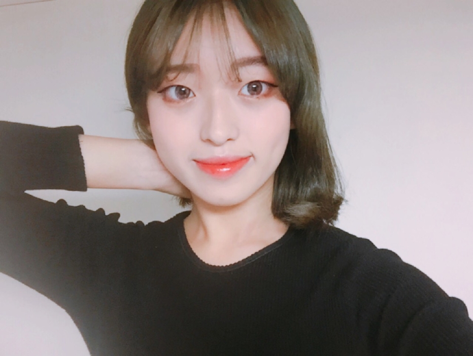 안녕하세요 여러분 저는 메리입니당 ♪（ｖ＾＿＾）ｖ
항상 제 메이크업 방법을 올려보고 싶었는데 바쁜 일정으로 미루다가!
드디어 이렇게 올리게 되었어요 :)
무쌍분들에게 좋은 뷰티팁이 되었으면 좋겠어요!!