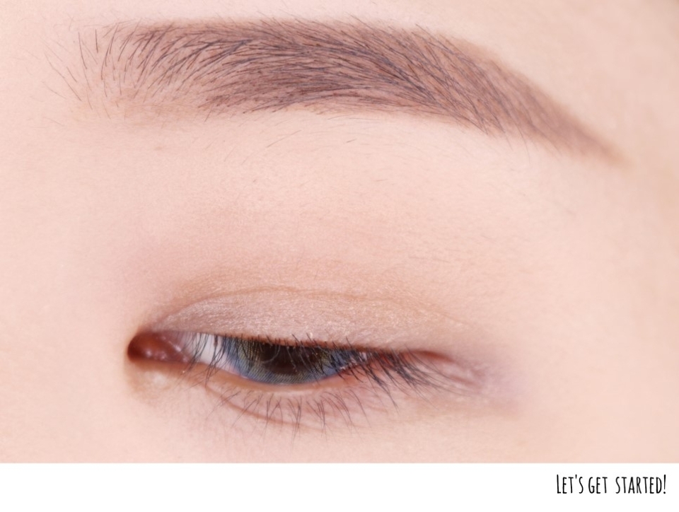 눈가에 프라이머나 파우더처리 안하고 파데낀것만 슥슥 지워내고 시작합니다.