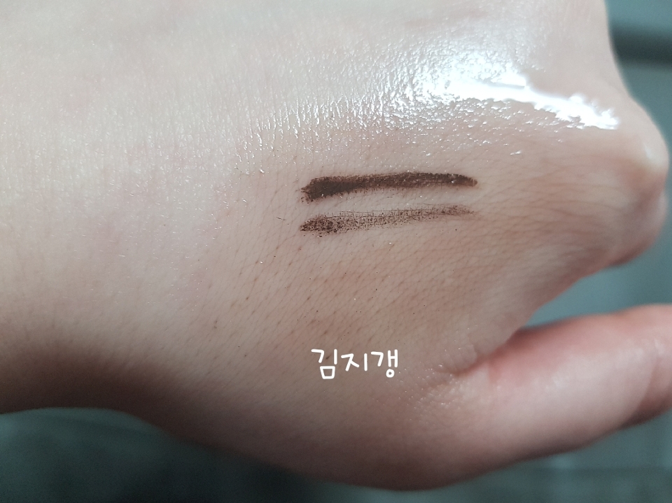 똑같이 비벼줬어요 세로로 쓱쓱
보면 실러 바른쪽이 확실히 티나죠?