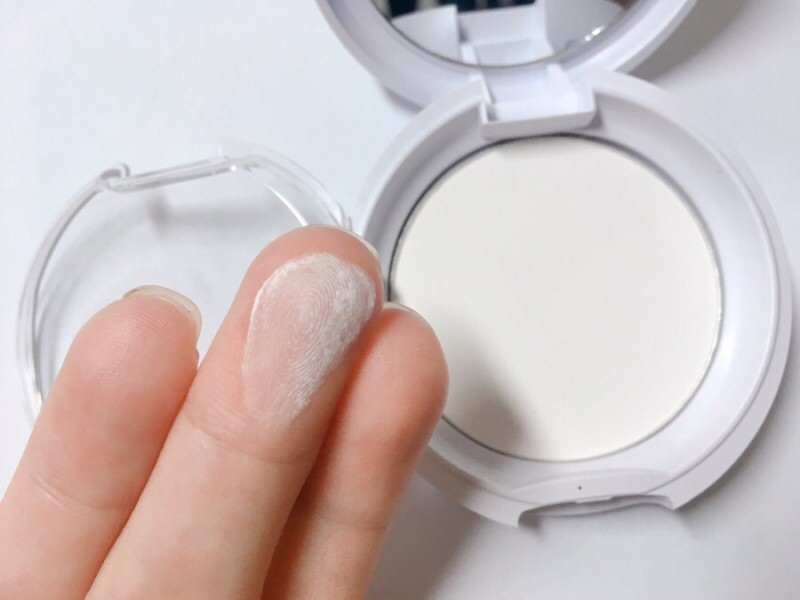입자가 꽤 고운 편이라
정말 모공사이를 잘 메꿔줄
것으로 기대됐던 지베르니 
밀착팩트 +ㅁ+
손으로 그냥 쓱 해도 적당량이 묻어났던 것도
장점 ㅋㅋ 어떤건 가루도 날리고 너무 많이 묻
어나와서 불편했는데 이 팩트는 그런 거 없어요.