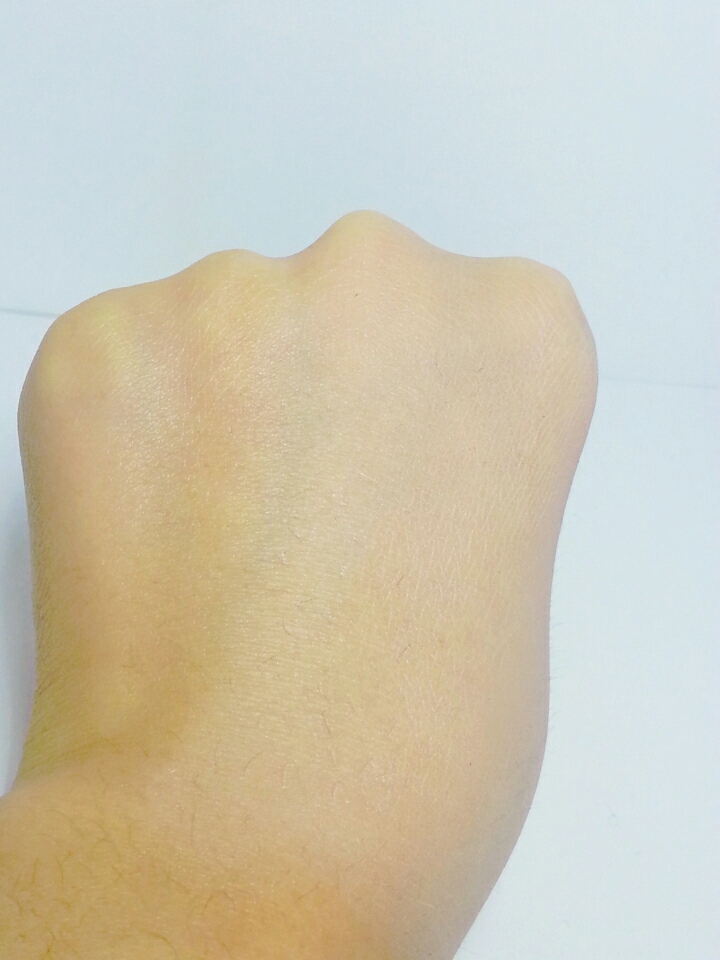 오른쪽이바른쪽이에요 확연히차이나는게아니라 
자연스럽게하애졌어요! 선크림을안발라서 조금더어두운거같네요 피부가어두운제동생한테발라줬는데
바른게다티나더라구요!