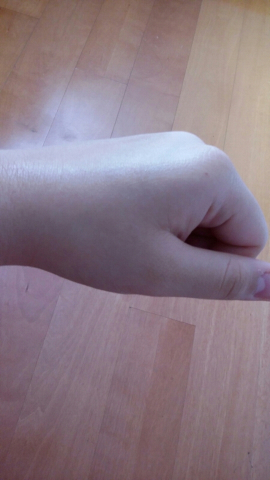 보이실진 모르겠지만 손등에 기름기가 믾은 제 스킨케어 제품을 한번 발라봤어요