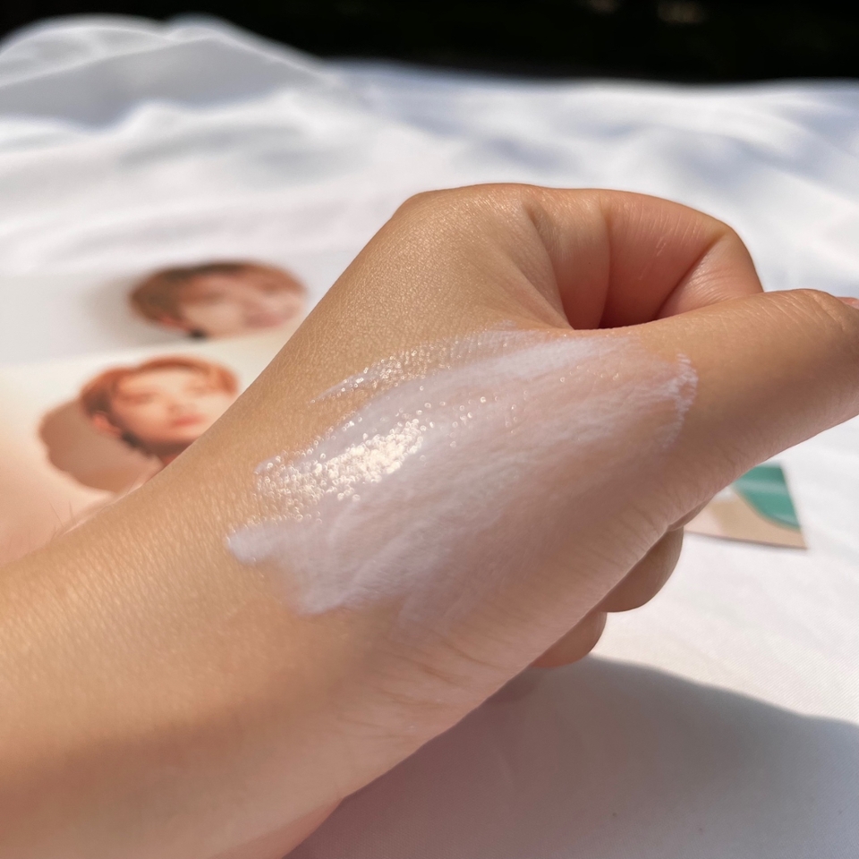 무기자차도 요즘은

뭉치고 뻑뻑한 제품은 많지 않죠?

​

수분감이 있어서

잘 펴발리는 편이고

다른 무기자차보다 좀더

얇게 발리는 느낌을 받았어요.

​

곧 흡수되며 밀착되기 때문에

대충바르면 얼굴 외곽에 얼룩질수있으니

거울 보면서 제대로 펴바르셔야해요

​

유분감이 정말 정말 없고 가벼운데도

히알루론산, 병풀 성분 덕분인지

막 뻑뻑하고 두껍지가 않은 제품이더라구요!