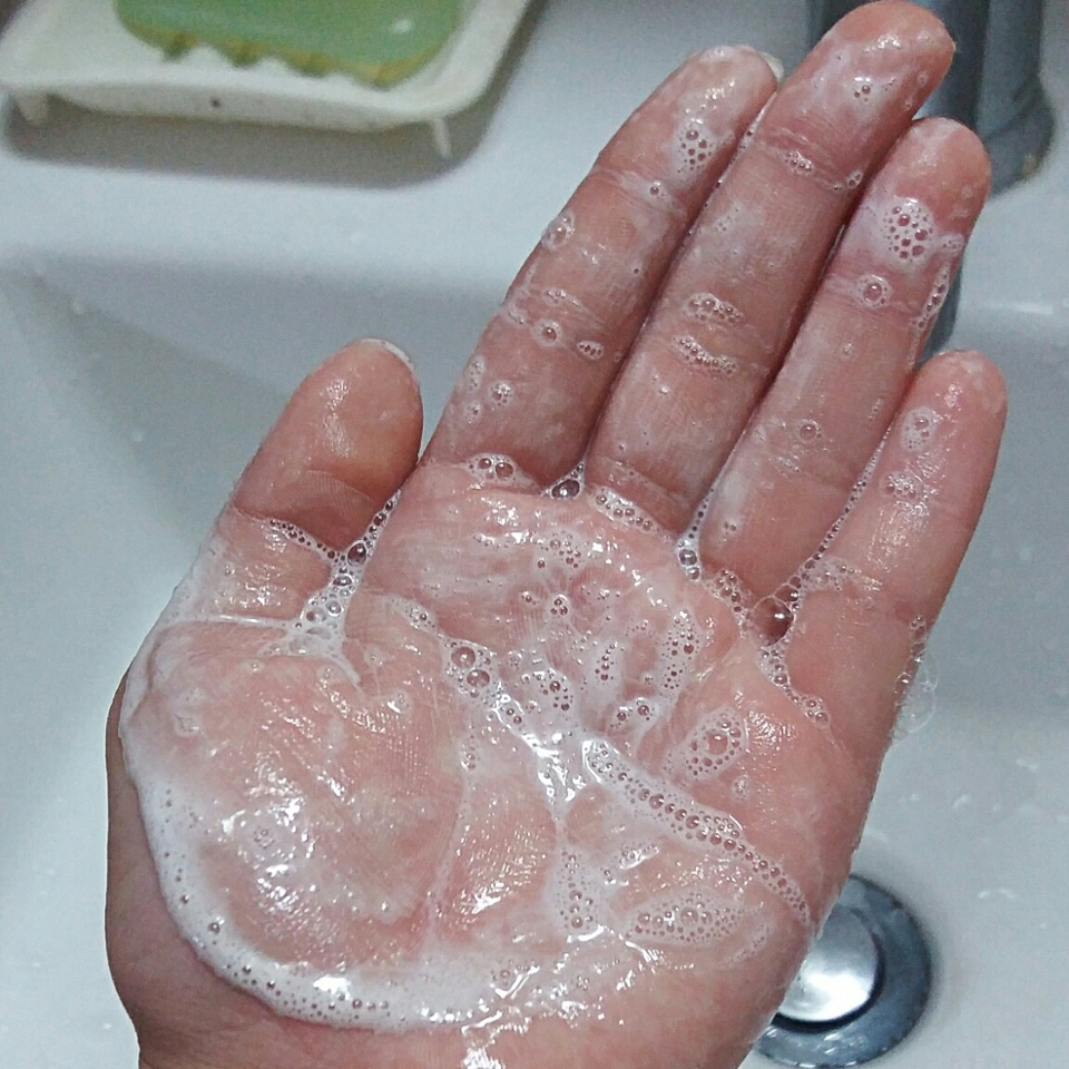 한손으로만 거품을 내려니힘드네요 거품은 적당히 나는데 저는 항상 물을 클렌징폼 위에 묻힌뒤 거품을 내는 편이에요 이렇게하면 거품이 더 잘나거든요ㅎ ㅎㅎ