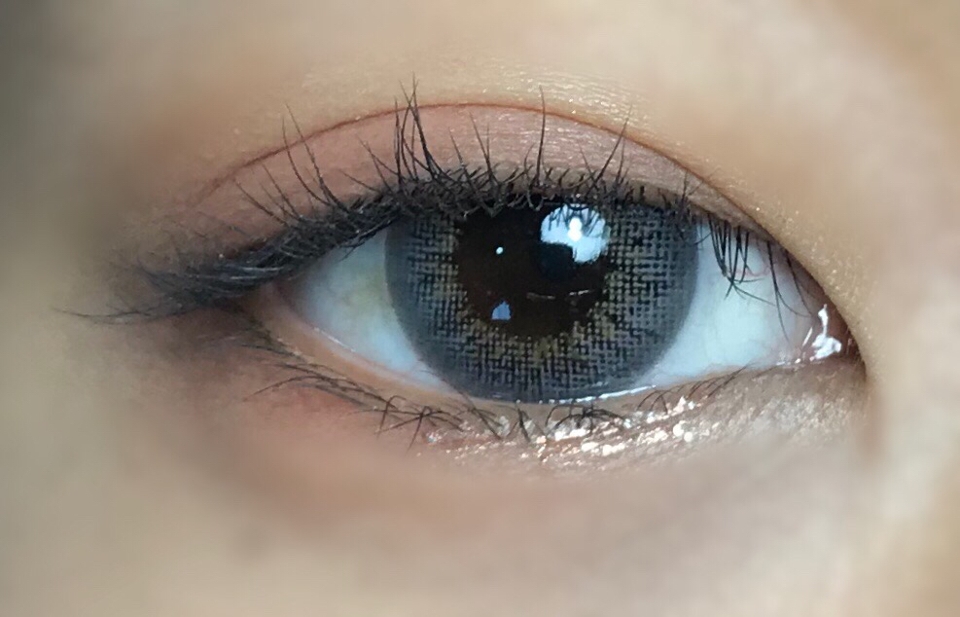 그 다음 약간 포인트를 주고 싶어서 글리터를 사용했어요
저는 주로 쉐도우를 매트하게 음영쉐도우들만 사용하고
글리터를 주로 사용해요 과하지않게 밑에 속눈썹 뿌리부분에 바른다고 생각하고 콕콕 찍어주세요
사용한 글리터는 스틸라 “키튼 카르마”입니다
사실 여기까지가 전에 메이크업했던것에 전부입니다 ,, 