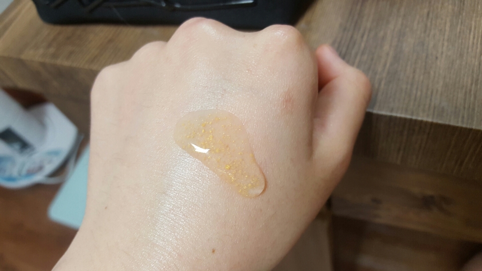 이렇게짜보면 금색알갱이들이 또 제맘을 흔들어놓습니다 ㅠㅠㅠ
보기엔 되게 꾸덕일거같지만 묽고 완전 촉촉하게 얼굴에 올라갑니다 사실 바르고찍을까햇지만 피부상태가 너무..헬....이라서 ㅠㅠㅠ아무튼 참고하시라고 이렇게 리뷰올립니다😍