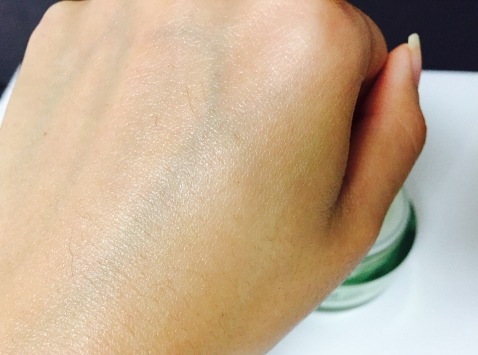 흡수력은 또 굉장히 좋아서 이렇게 흡수되고 나면
남아서 겉도는 텍스쳐가 없어 좋았어요 :)

남아 돌고 번들번들 물기있는 텍스쳐는 피부를 오히려
더 건조하게 만든다고 해요!