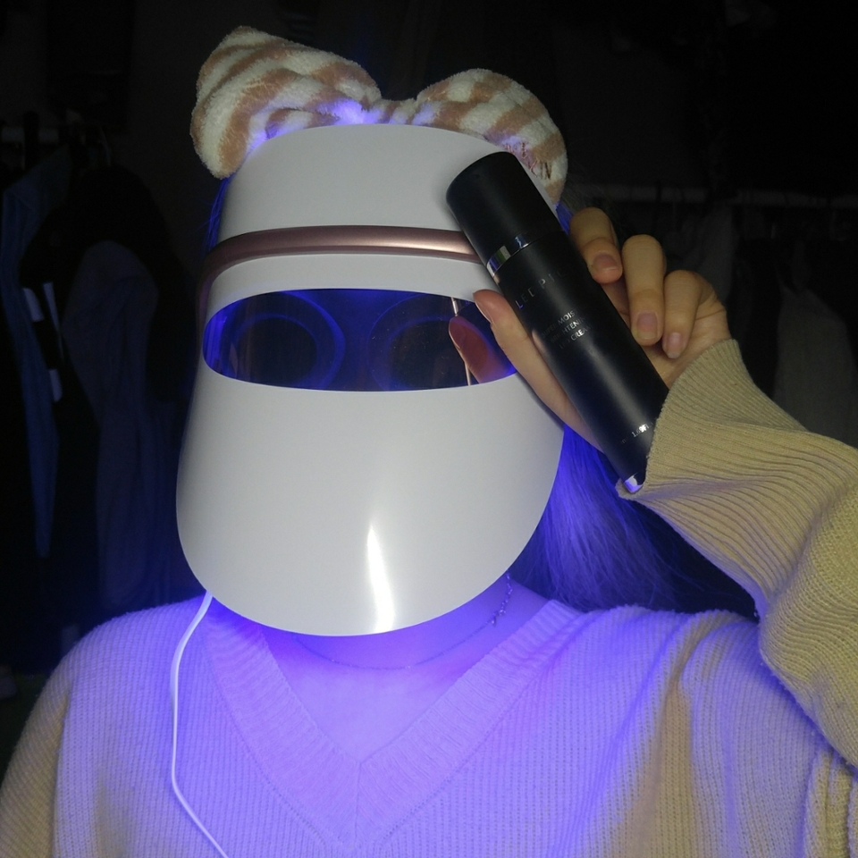 #레드픽트 제품은
✔ 피부 장벽 강화 성분인 세라마이드 1,2,3,6을 통해 피부 보호막 형성 및 장벽 강화를 도움
✔ PEG 계열 계면활성제 및 유해성분 사용 X
✔ EWG Green  등급 원료만을 사용
✔ 마이크로 젤 시스템 공법으로 일반 유화 크림보다 훨씬 작은 입자사이즈의 제형을 만듦(100~350nm) → LED의 간섭 및 산란을 저하 (LED 광원 투과율 : 약 94~97%) → LED 광원의 투과를 방해 저지, LED 마스크 효율을 최대화 (일반 유화 크림의 입자 사이즈는 LED의 간섭 및 산란 발생, LED 광원의 투과율을 낮춤)