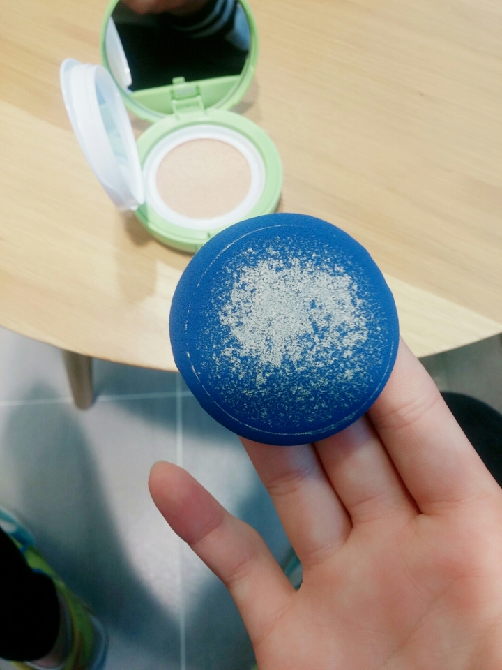 아주 살짝눌렀는데 생각보다 많이나와서 처음에는 양조절 조심하세요 잘못하다가 화떡됩니다ㅎㅎㅎㅎ 디즈니쿠션은 조금 톤이 밝게나왔다고하는데 진짜로 좀더 밝게나왔습니다 평소 내추럴베이지쓰시는분은 디즈니쿠션 내추럴베이지가 좀 밝으실꺼에요