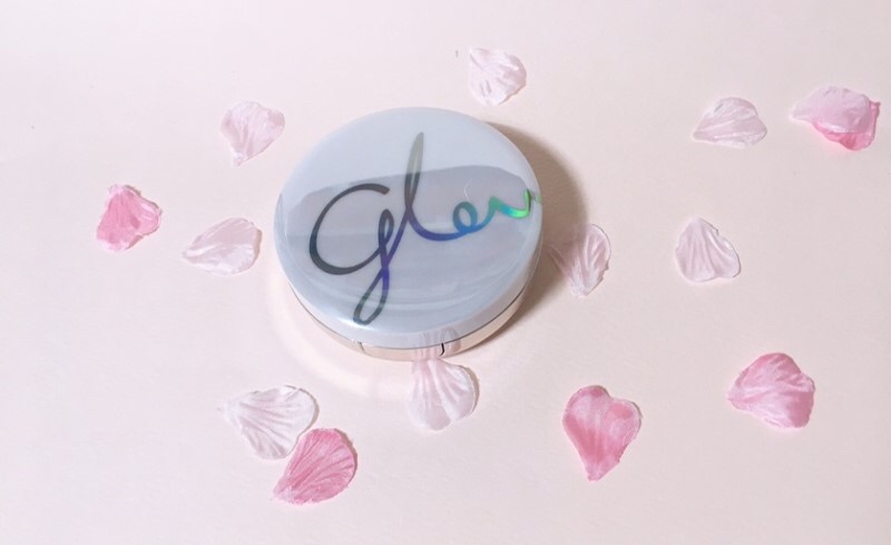 NEW 커버 글로우 쿠션

미샤 (MISSHA)

SPF 45, PA++의 자외선 차단 지수를 가진 쿠션으로 일명 결광커버쿠션, 영롱쿠션

이란 별칭이 붙더라구요. 프리미엄 자개 파우더가 신비로운 프리즘 광채를 선사하면서

미세한 입자감으로 결점과 피부의 굴곡을 커버해 매끈한 피부결을 연출해준다고해요.

결을 살리면서 결점을 커버해주는 그런 쿠션 +ㅁ+

​