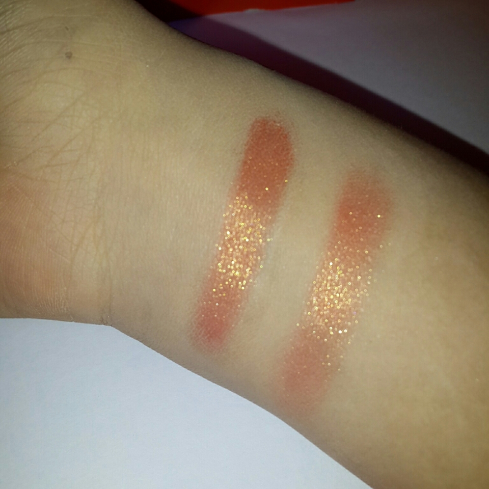 플래시를 켰을때가 티가 더 많이 나더라고요! 프라이머를 바르고 섀도우를 위에 덮으니 발색이 또렷해져요 😊