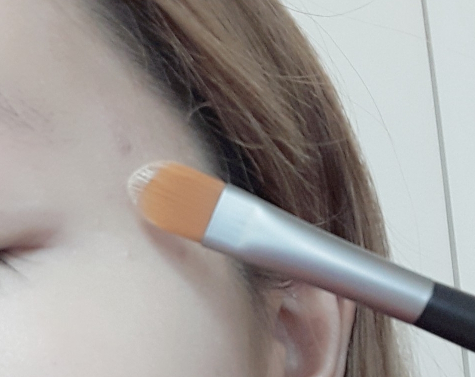 아직도 트러블이 보이는게 잇다몀 좀 꾸덕한 컨실러를 브러쉬에 묻혀 얇게 발라줍니다! 그리고 투명파우더로 전체적으로 얼굴을 쓸어주면 모공커버와 고정을 시켜줍니다.
- 아리따움 컨실러
- 이니슾 노세범