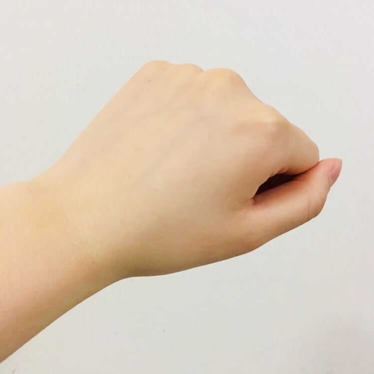 손등에 흡수를 다 시켰을 때 모습입니다. 광이 거의 남지않죠?! 흡수 후에 피부가 촉촉해지고 수분을 머금고 있는 느낌이 나요.! 건성 피부인 저에게는 최고의 선크림.! 그리고 선크림이 피부화장에 거의 영향을 주지않는 느낌이 너무 좋았어요.! 

그렇지만 자외선 차단 지수가 높은 만큼 화학 물질도 많이 들어가 있텐데.. 피부가 예민한 날에는 사용을 자제해 주세요ㅜㅜ 저도 예민한 날에는 바르자마자 피부가 따갑더라구요.! 하핫
