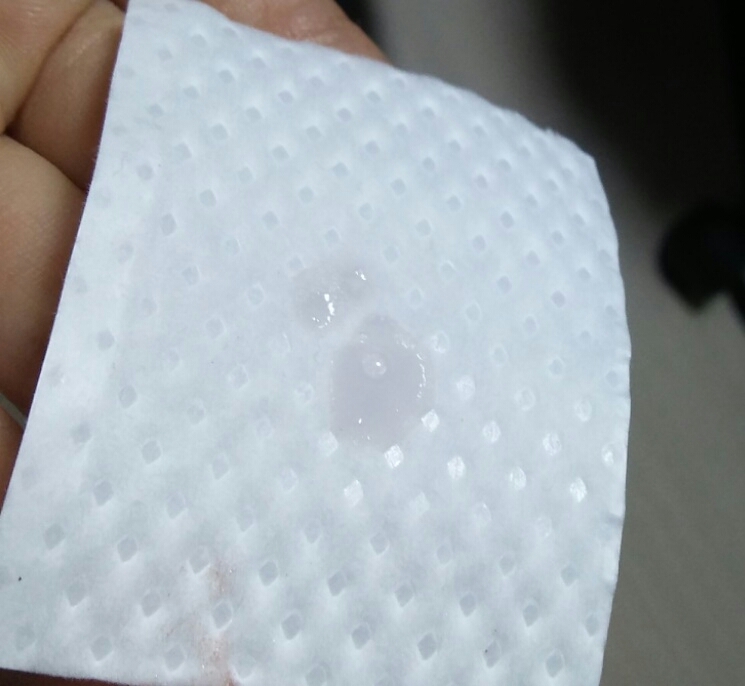 토너를 화장솜에 한 번 짜줍니다. 제가 쓴 토너는 점성이 있고 약간 묽은 크림 정도입니다 이정도가 제일 좋더라구요 ㅎㅎ 

전 항상 그냥 크림을 섞었는데 잘못 양조절하면 마르지도 않고 망하더라구요 ㅋㅋㅋㅋㅋ 그냥 한번만 저정도 펌프해주니까 괜찮더라구요! 근데 이건 옵션이에요 아무것도 안 하고 그냥 눌러주기만 해도 굳는다고는하더라구요 하지만 이렇게 하는게 더 확실하기는 합니당 