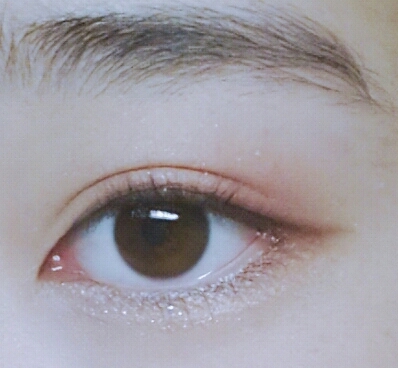 뷰러로 속눈썹을 컬링해주세요.