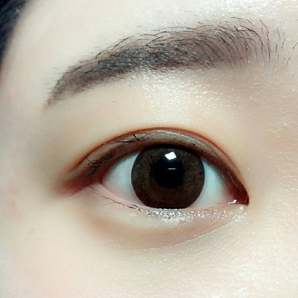 ☝첫번째
저는 일단 눈썹을 일자로그렸구
렌즈는 자연스러운 브라운렌즈를꼈어요