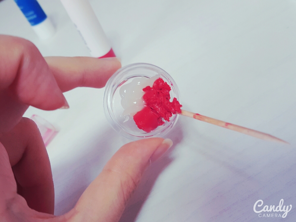 공병은 다이소에서 3개에 1000냥 이었건걸로 기억해요!네 이정도론 역시 부족합니다!☆ 저정도론 공병 반절 밖에 채우지 못해요!!! 그러므로 저기에서 보습을 원하신다면 립밤을 더 넣으시면 되고 발색을 원하신다면 립스틱💄을 더 넣으면 되욥!!