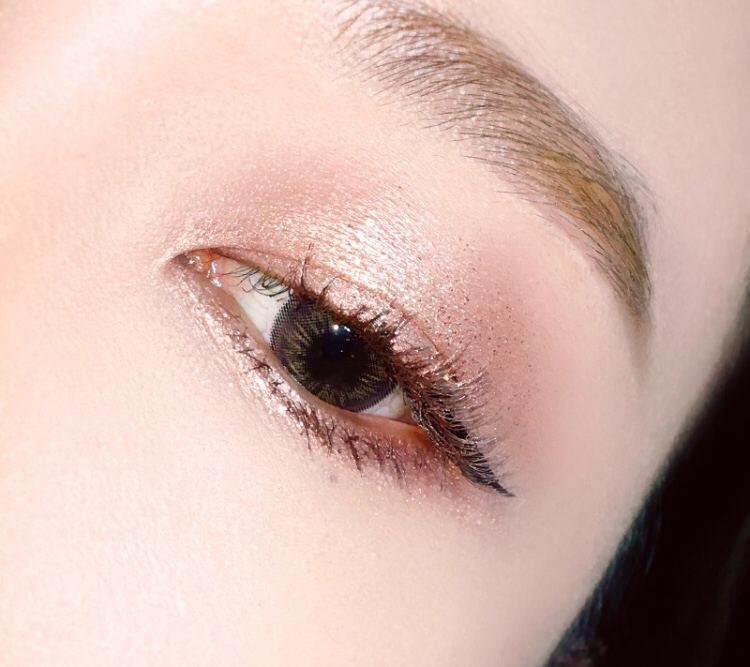 키튼을 베이스로 촤라락 깔아주고~
여기에 키튼카르마를 눈 중앙, 애굣살에 듬뿍 올려주면 이렇게 좀더 광광~~~ 블링블링한 메컵이 완성돼요!

저는 이쪽이 좀 더 제 취향이라 항상 섞어 쓰곤 하는데,
기존 메탈글리터를 안 갖고계신 분들은 요것보다는 메탈글리터 키튼카르마를 구매하시는 게 더 좋을 것 같더라구요 ㅎㅎㅎ

쉽게 만들 수 있는 발색은 아니지만, 그래도 글리터빨로 다른 쉬머섀도우와 활용하기 좋으니깐요!