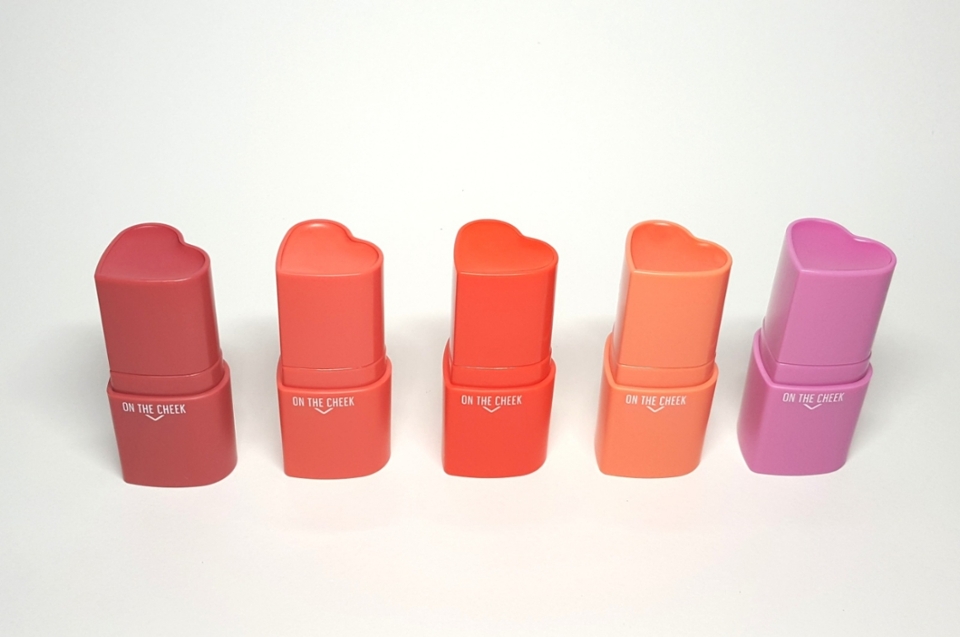 뚜껑을 열면 하트모양의 블러셔가 나와요

하트 모양이 뿅뿅 있는게 너무 귀엽네요 ㅎㅎ