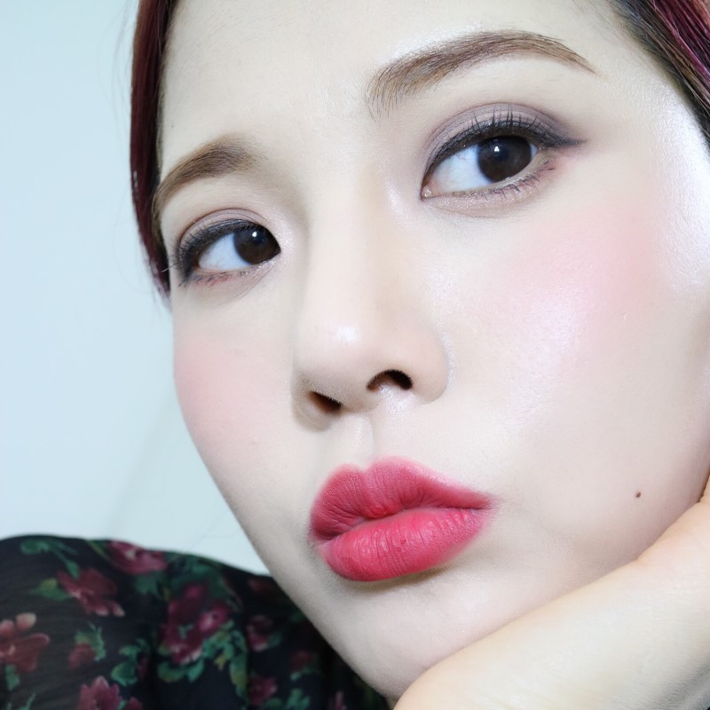 색상은 요래요 

그냥 말린장미도 아닌것이 와인같기도하고 포도 같기도하고 

채도 높은 말린장미에 포도주스나 와인이 들어간느낌?

무튼 취향저격 탕탕 ! ! !

제로그램답게 진짜 가볍게 발린다 ..