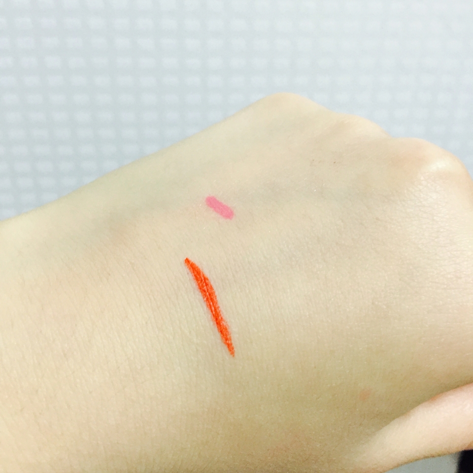 왼쪽에 맥 립스틱을 쫘〰악 그었어요,
잉크틴트는 오른쪽에 ... 
(아니 이거 언제 .. 그린건데.. 왜 너 안지워지니)