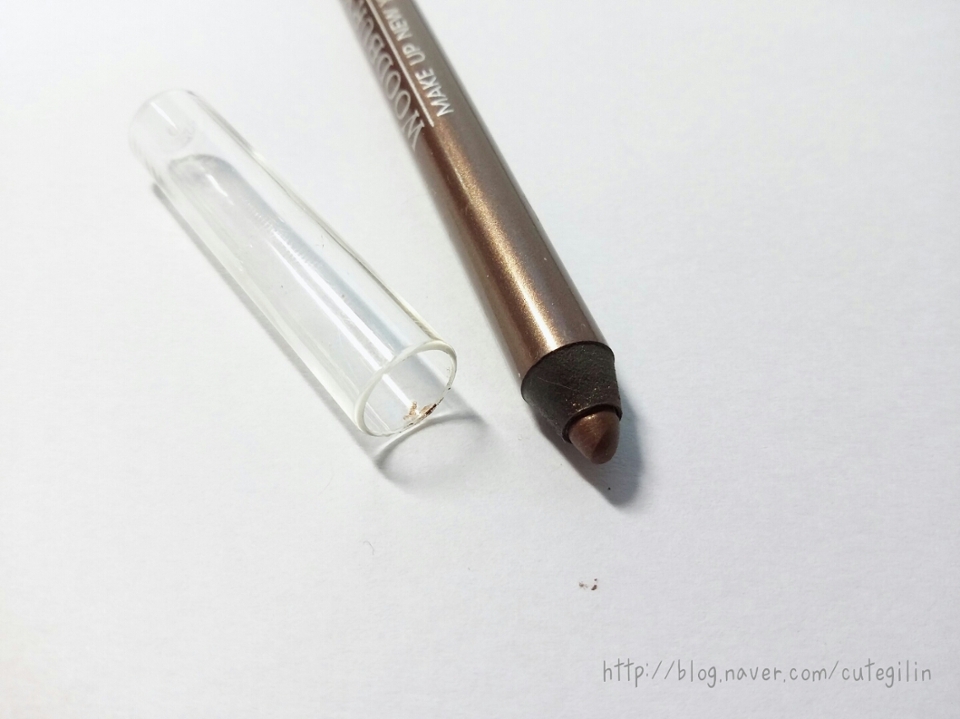 우드버리 파워업그레이드 아이펜슬
(펄리 브라운)
정가: 9700원/ 구입처: 올리브영

색상은 5가지입니다.
깎는 타입이고, 내장샤프너는 없습니다.