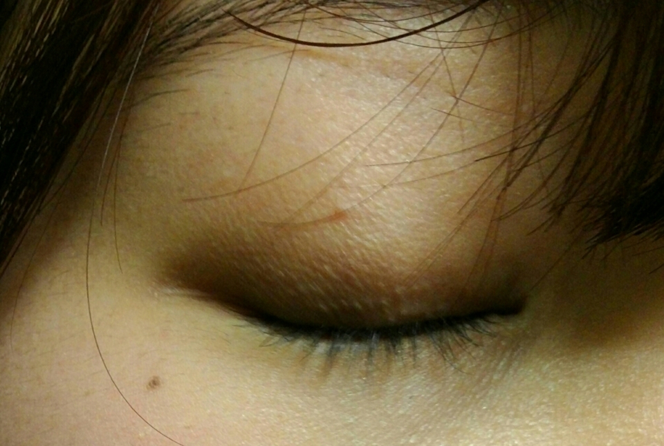 (눈에 뭐남..ㅋㅋ)  다크초콜렛으로 고소한아몬드보다 좁은부위에 브러쉬를 이용하여  아이라인보다조금굵게 뒤로갈수록 살짝넓어지게 발라주세요