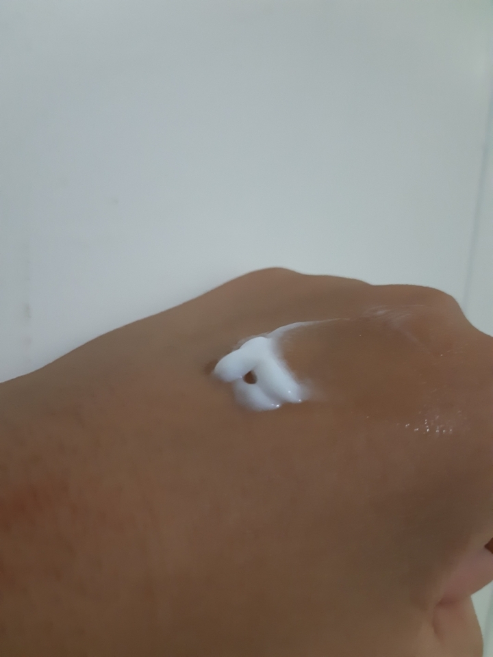 손등에 뭍혔는데  벌써부터 향이 장미향인가..? 향이 정말 진해요!