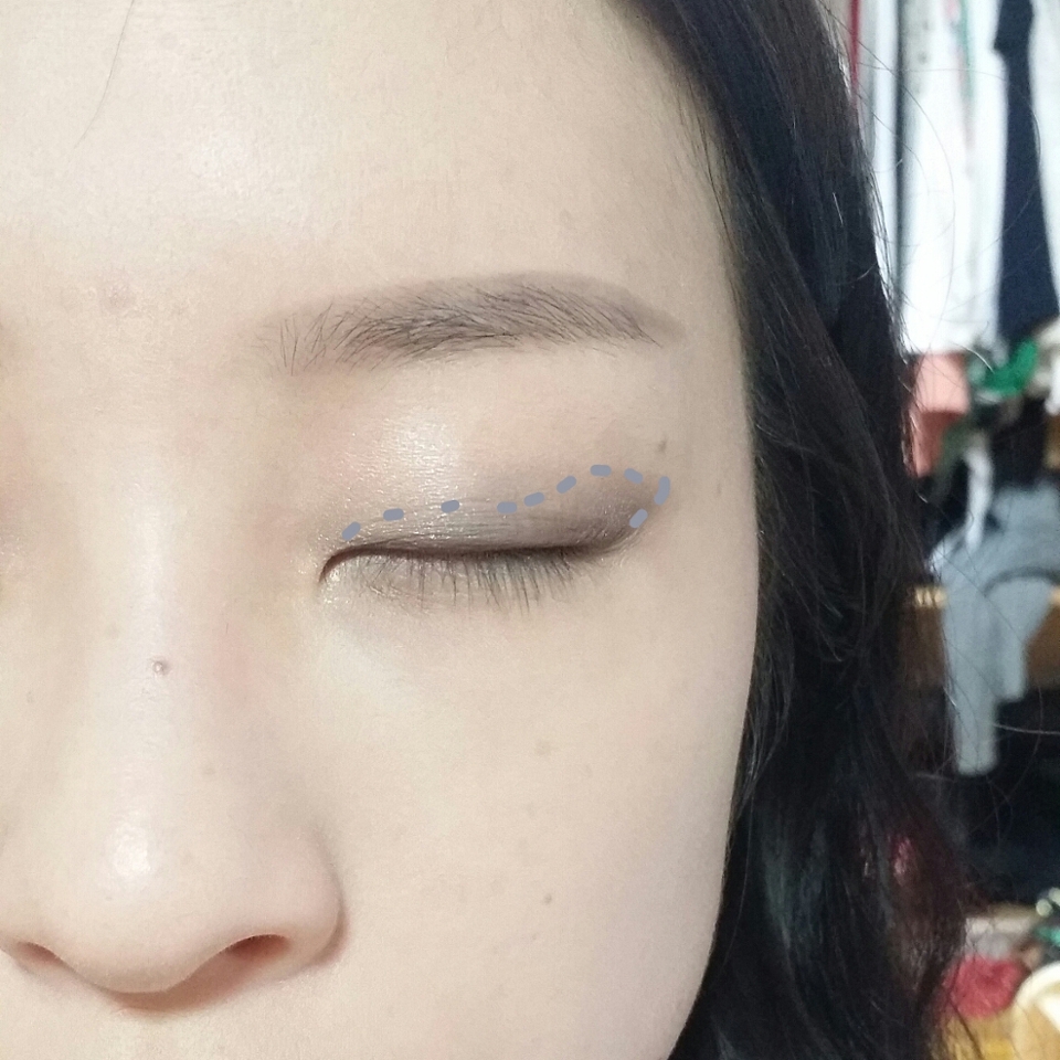 3번 고동색 섀도우를 쌍꺼풀라인과 아이홀쪽으로 발라줬어요