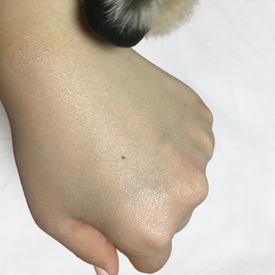 손등에 바른 거에요 광이 돌아서 같덜까봐 걱정했더니